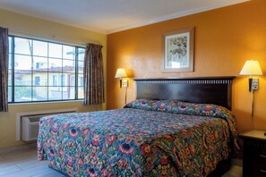 1 King Bed | Desk, soundproofing, free WiFi, bed sheets