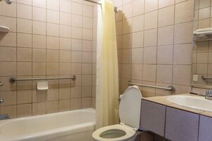Une salle de bain avec une baignoire, des toilettes et un lavabo.