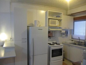 2 Bedroom Apartment | Private kitchen | Full-size fridge, microwave, oven, stovetop - Captain Cook Apartments (Nuku'alofa)