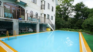 Una piscina al aire libre de temporada