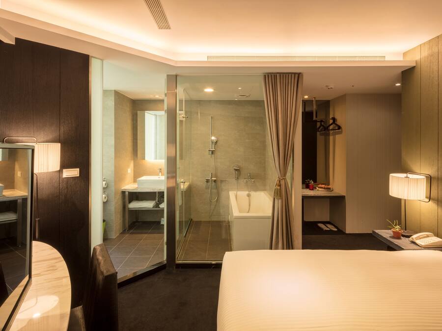 Deluxe Double Room, 1 Double Bed, Bathtub | Bathroom | Hair dryer, slippers, towels, shampoo