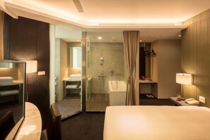 Habitación Deluxe doble, 1 cama doble, bañera | Baño | Secador de pelo, zapatillas, toallas y champú