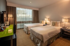 Habitación ejecutiva con 2 camas individuales, 2 camas individuales | Escritorio, espacio para trabajar con laptop y insonorización