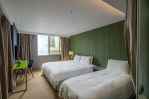 Habitación triple Deluxe, varias camas, bañera | Vistas desde la habitación
