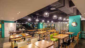 Daily self-service breakfast (TWD 220 per person)