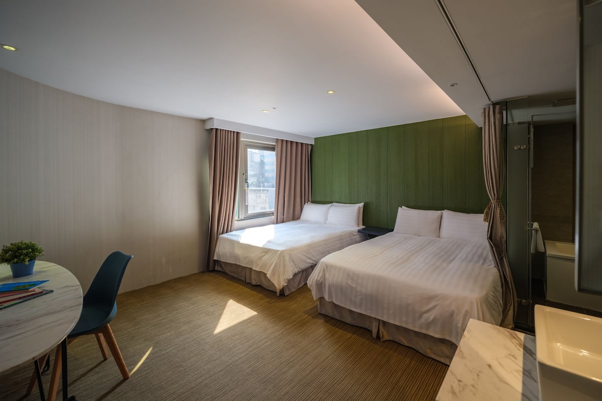 Habitación cuádruple Deluxe, 2 camas matrimoniales, tina | Escritorio, espacio para trabajar con laptop y insonorización