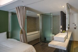 Habitación cuádruple Deluxe, 2 camas dobles, bañera | Escritorio y espacio para trabajar con un portátil