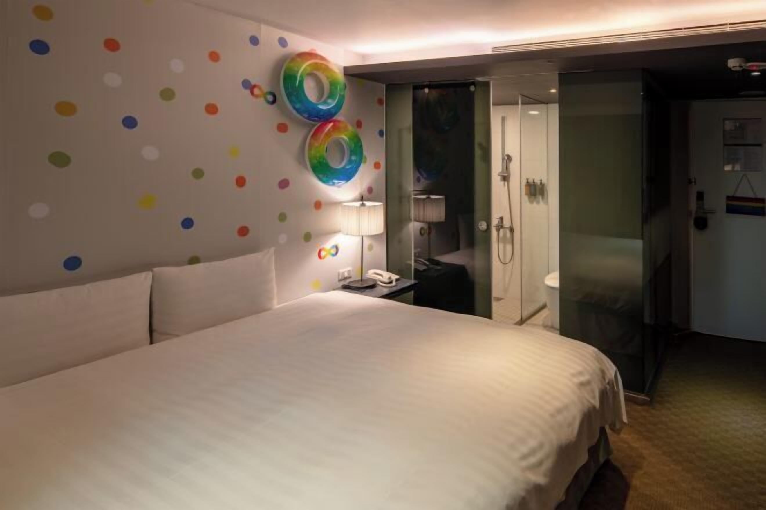 Escritorio, espacio para trabajar con laptop y insonorización 