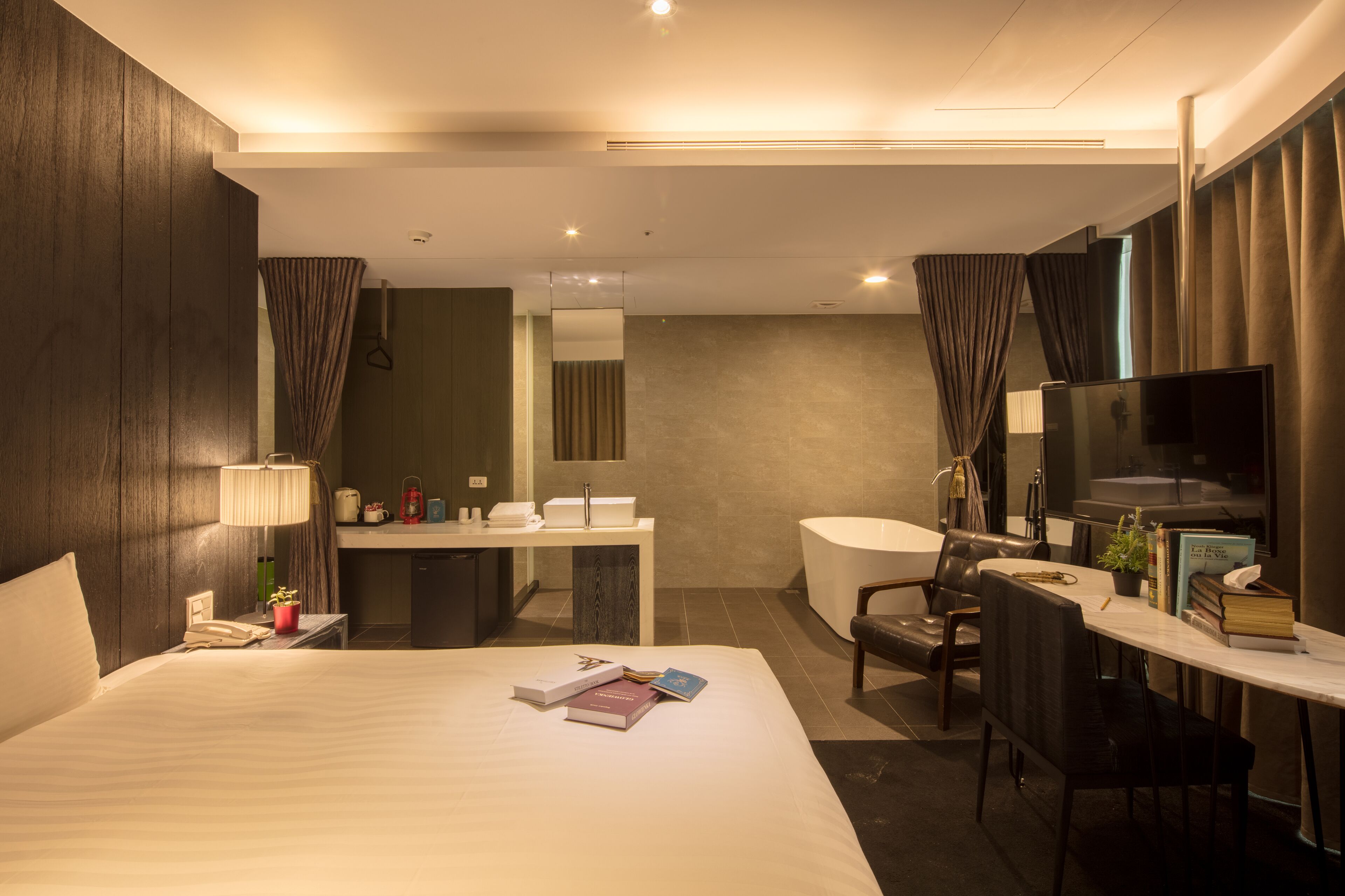 deluxe double room, 1 double bed, bathtub | 1 bedroom, desk, laptop workspace, soundproofing