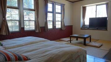 Twin+Tatami | Down comforters, desk, blackout drapes, free WiFi