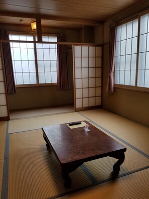 四人房 | 免費無線上網、床單