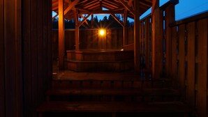 A wooden structure with a central seating area and a view of the sky. - Hakuba Hotel Hana no Sato (Hakuba)