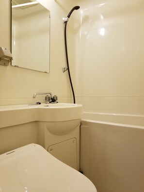 Vierpersoonskamer | Badkamer | Een bad/douchecombinatie, gratis toiletartikelen, een haardroger