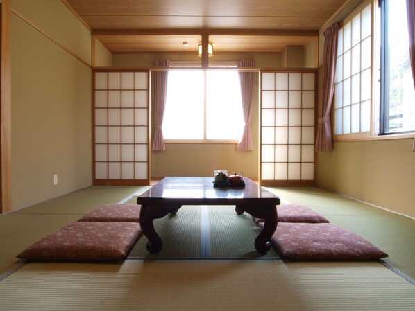 Neljän hengen huone | Ilmainen Wi-Fi, vuodevaatteet