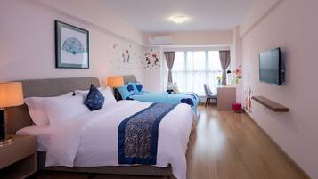 Habitación familiar | Ropa de cama de alta calidad, escritorio y cortinas blackout