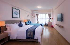 Habitación familiar | Ropa de cama de alta calidad, escritorio y cortinas blackout
