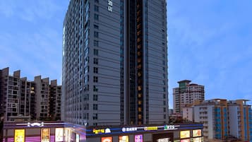 Vista frontal de la propiedad por la tarde o noche