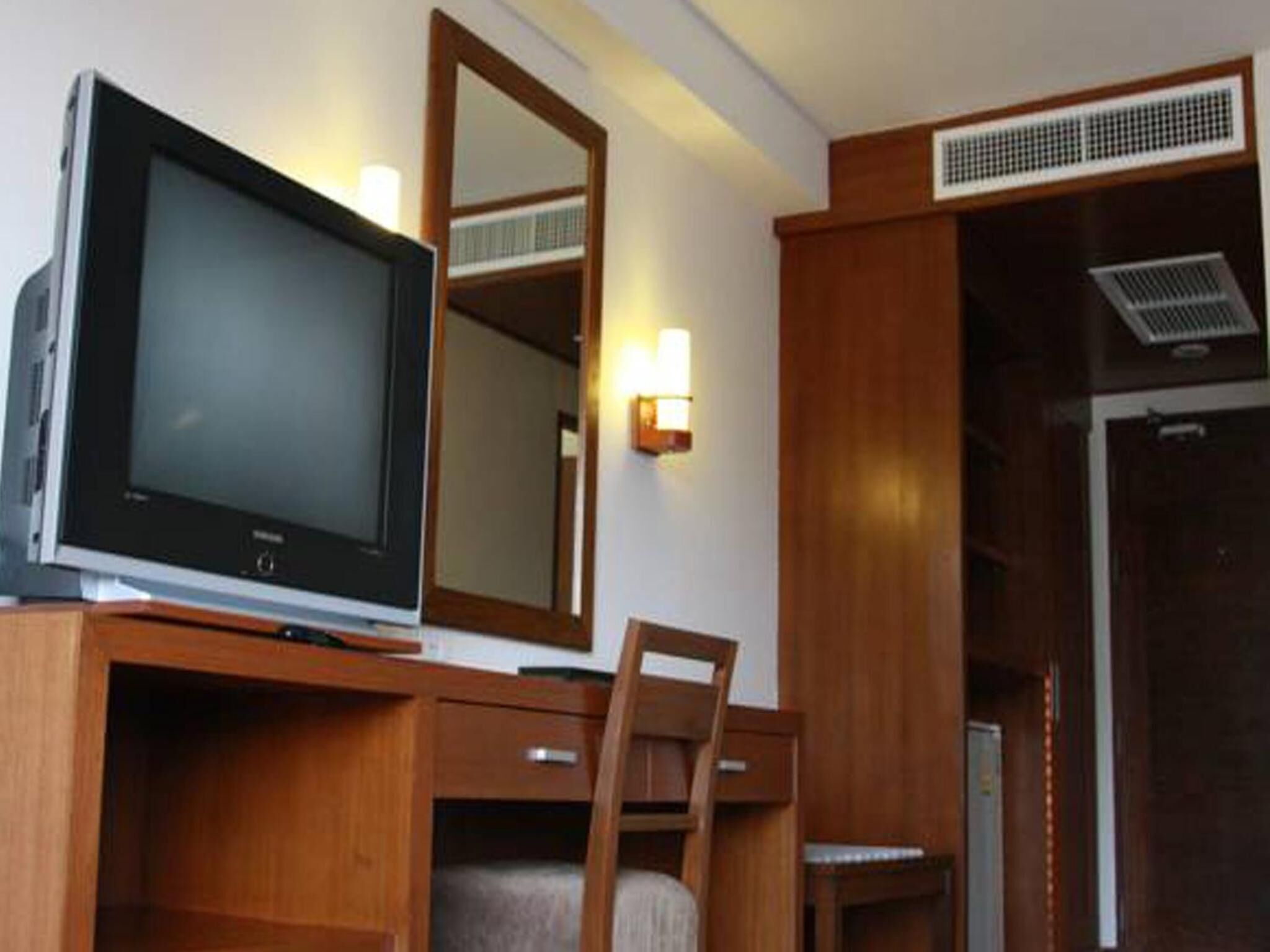 Een kluis op de kamer, een bureau, gratis wifi, beddengoed