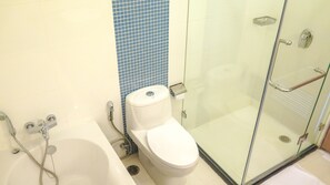 Quarto luxo, 1 cama Queen, vista parcial para o mar | Banheiro | Banheira e chuveiro separados, banheira de imersão