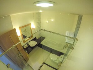 Separate tub and shower, deep soaking tub, free toiletries, hair dryer - Hiran Residence (Patong)