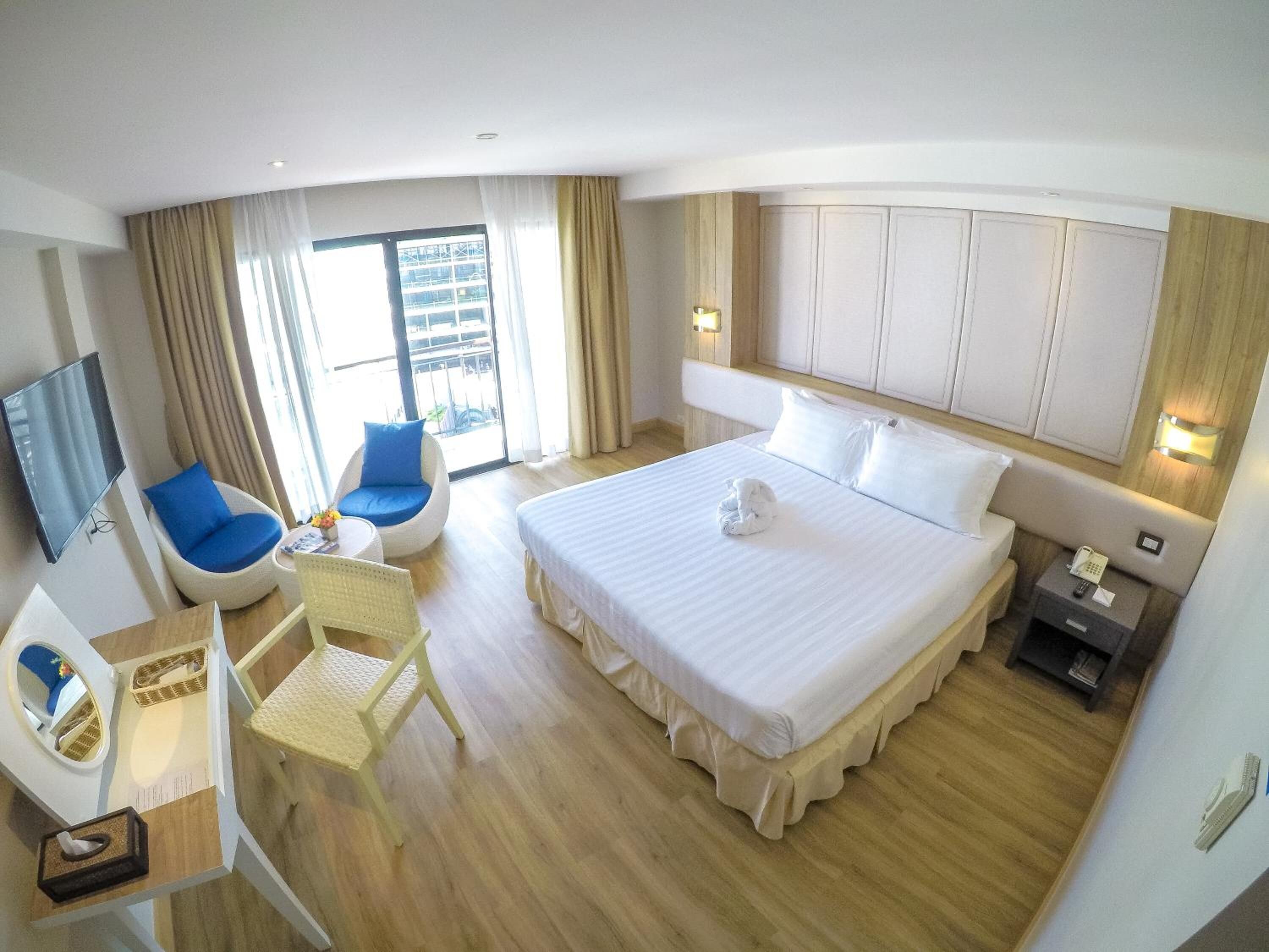 In-room safe, desk, free WiFi, bed sheets