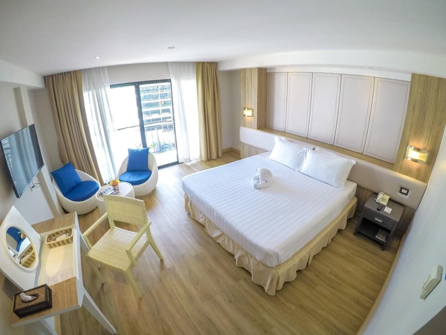 Een kluis op de kamer, een bureau, gratis wifi, beddengoed