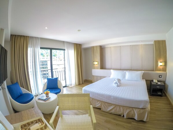 Quarto luxo, 1 cama Queen, vista parcial para o mar | Cofres nos quartos, escrivaninha, Wi-Fi de cortesia, roupa de cama