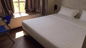 Deluxe Room, 1 Katil Raja (King) | Peralatan tempat tidur premium, meja, seterika/papan seterika 