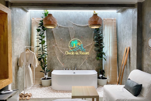 Deluxe Room, 1 King Bed, Non Smoking, Bathtub | Room amenity