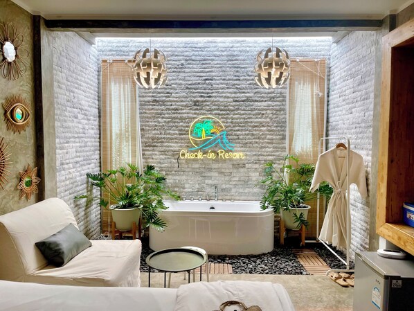 Deluxe Room, 1 King Bed, Non Smoking, Bathtub | Room amenity