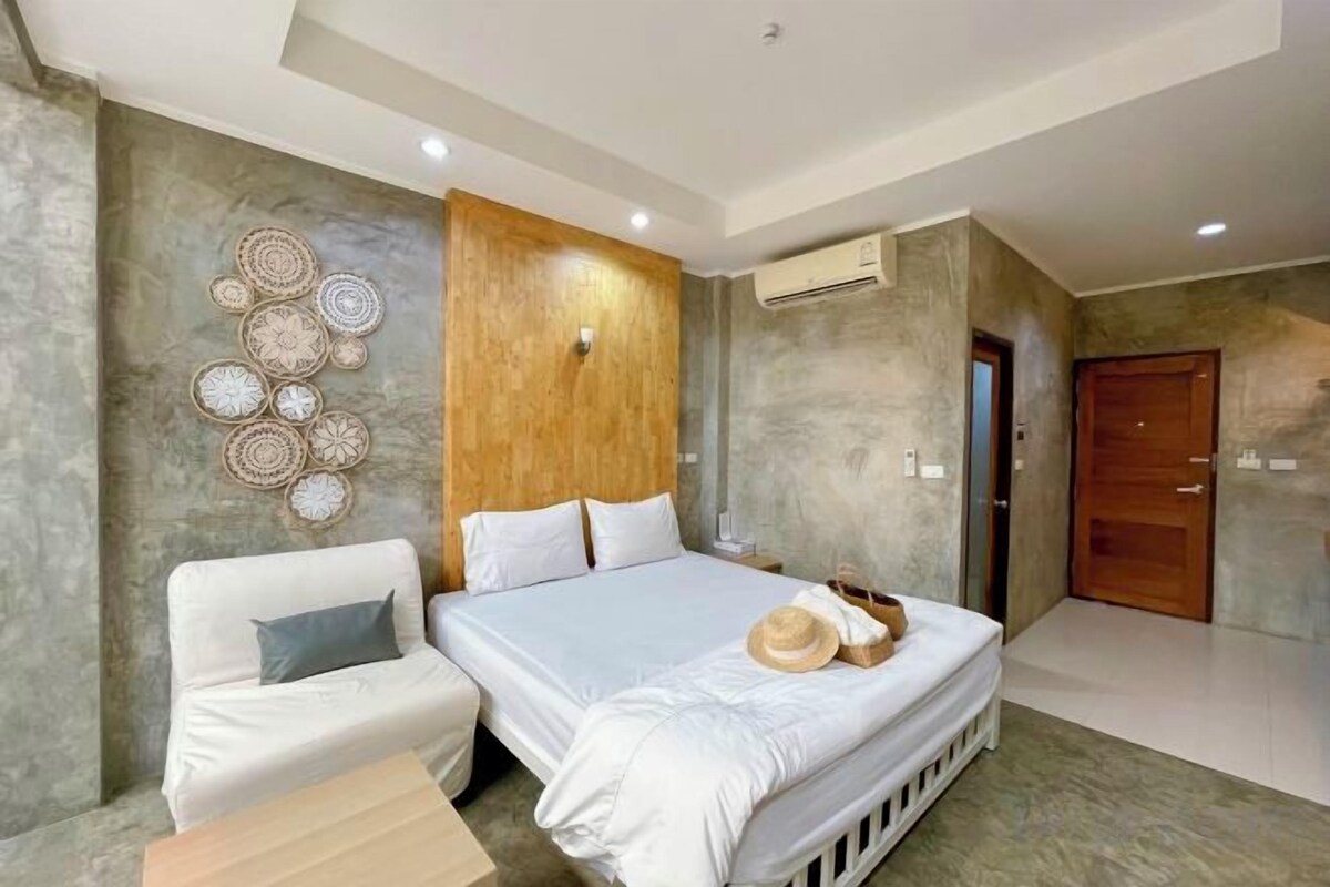 WiFi (free), bed sheets