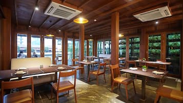 Breakfast, lunch, dinner served; Thai cuisine