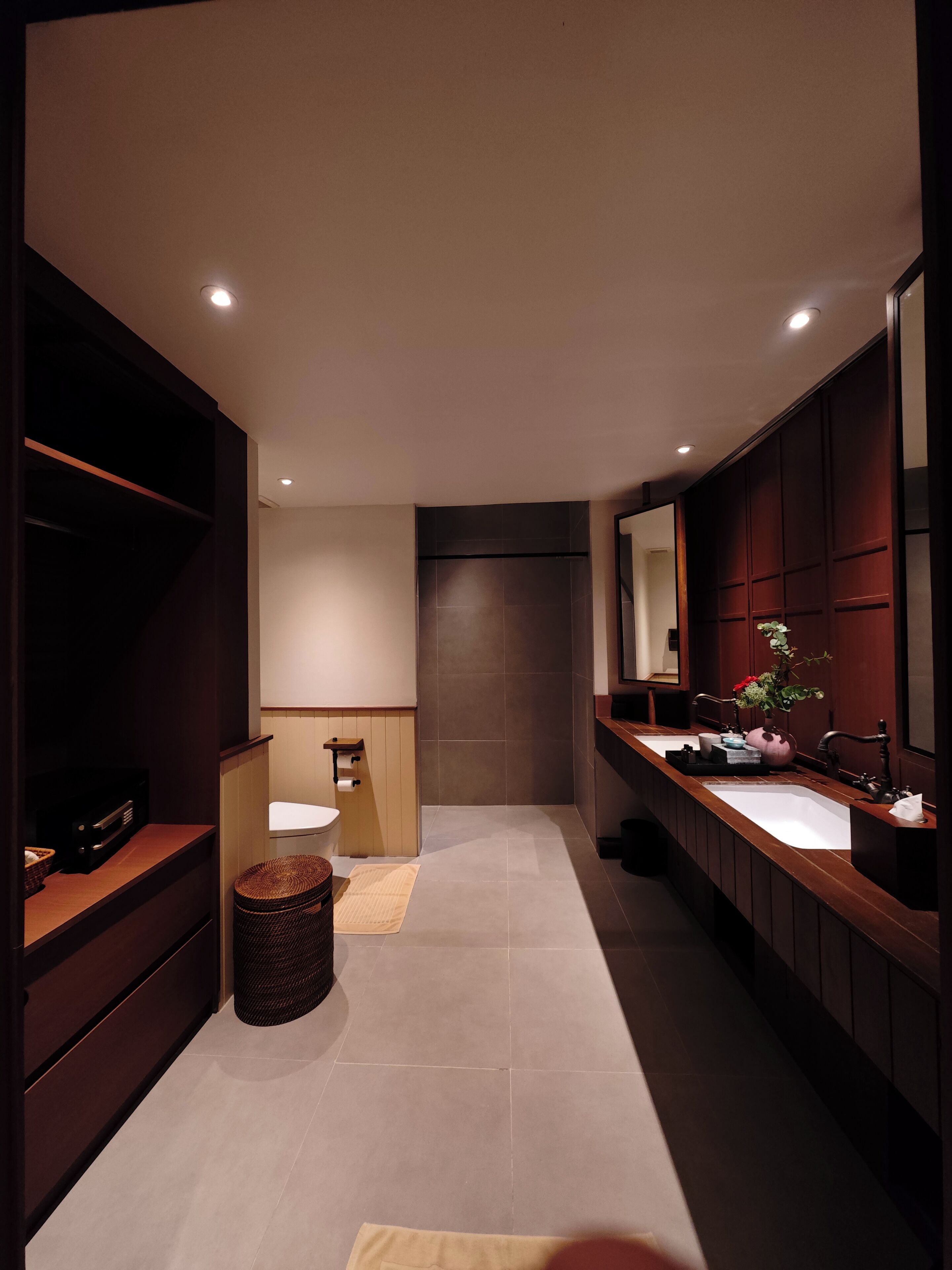 junior suite canal view | bathroom | rainfall showerhead, free toiletries, hair dryer, towels