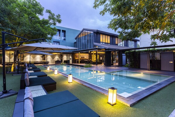 Outdoor pool, pool loungers - Theatre Residence (Bangkok)