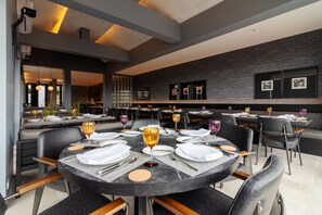 Dagelijks ontbijtbuffet (THB 350 per persoon)