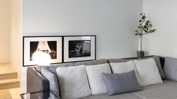 Lilit Riverfront Suite A | リビングルーム | 薄型テレビ