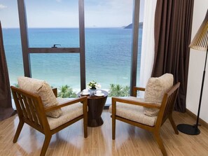 Habitación triple Premier, varias camas, vista a la playa, frente al mar | Vista desde la habitación