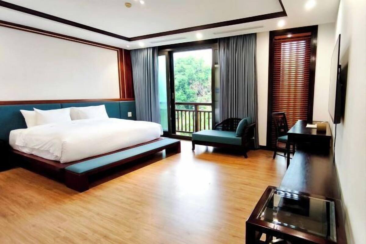 Premium bedding, minibar, in-room safe, desk