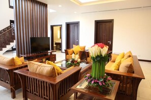 Deluxe-Doppelzimmer | Wohnzimmer | Flachbildfernseher