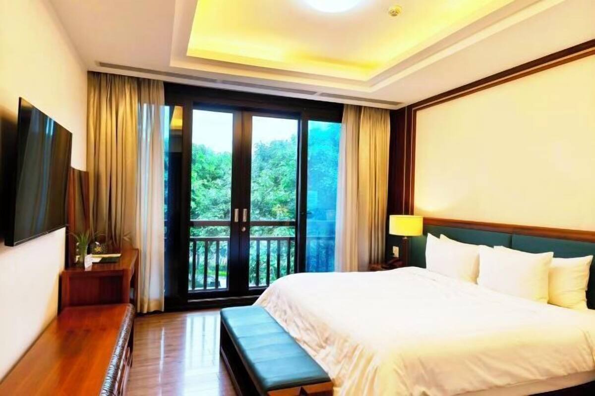 Premium bedding, minibar, in-room safe, desk