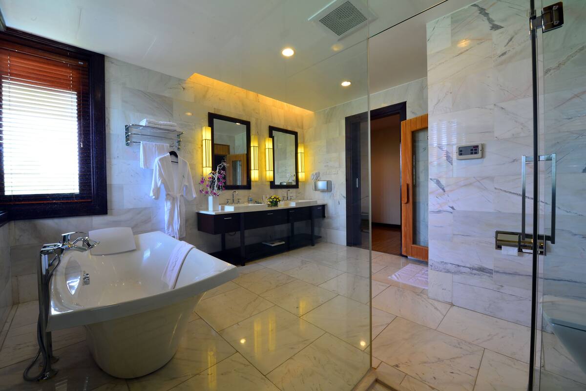 Combined shower/bathtub, free toiletries, hair dryer, slippers