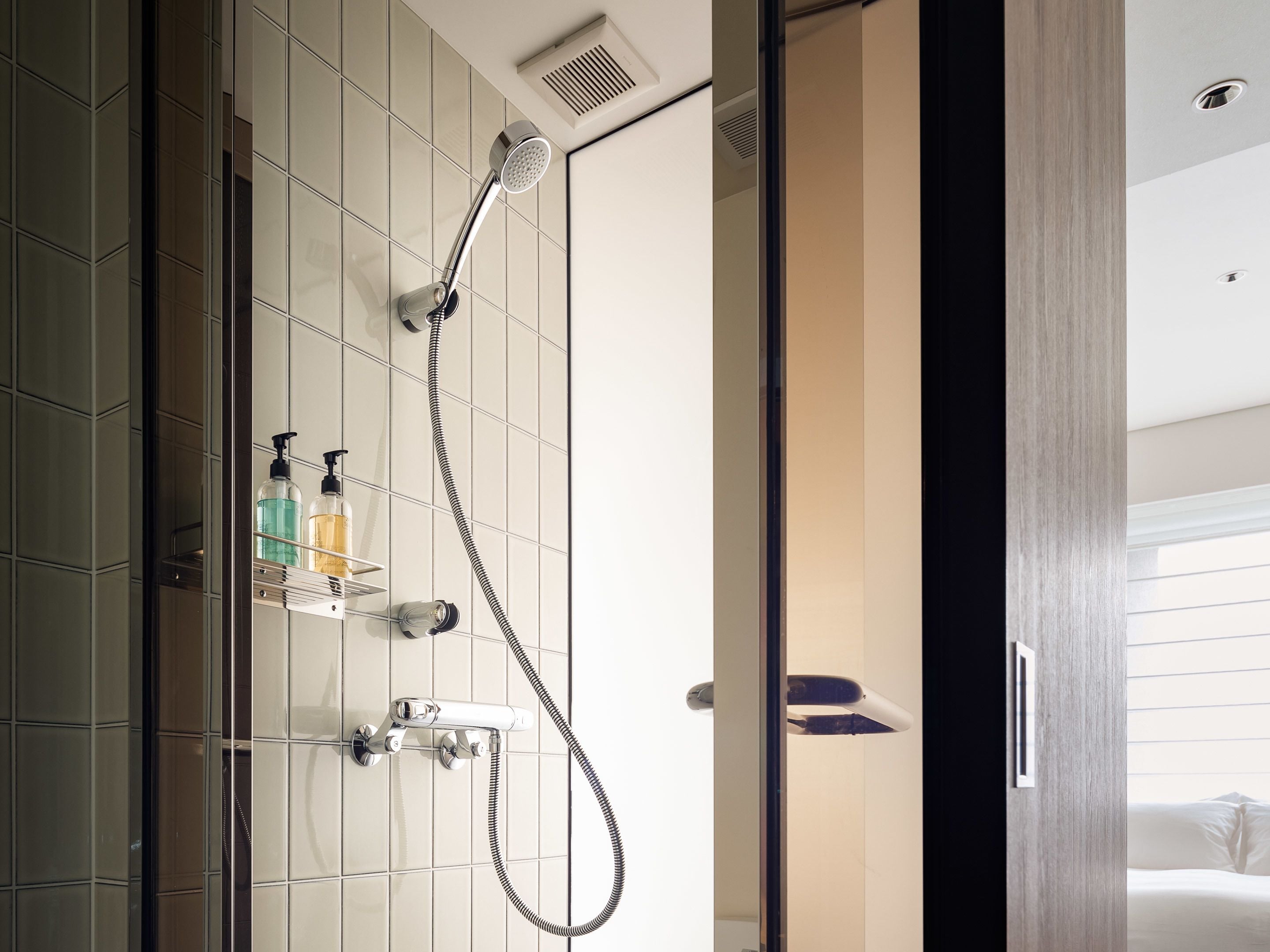 premiere king room | bathroom shower