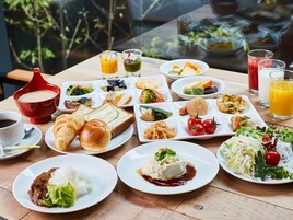 Daily buffet breakfast (JPY 1980 per person)