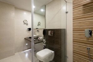 Separate tub and shower, free toiletries - Lemon Tree Hotel Centre Point Jamshedpur (Jamshedpur)