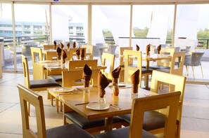 2 restaurants, spécialités Cuisine internationale