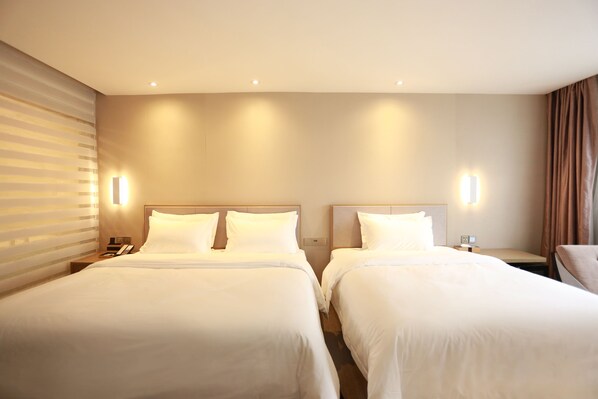 Family Room | Minibar, desk, blackout drapes, iron/ironing board - Lavande Hotel GZ Guangbai Xinyi Branch (Guangzhou)