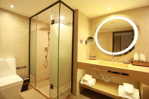 Habitación familiar | Baño | Ducha, artículos de higiene personal gratuitos y secador de pelo