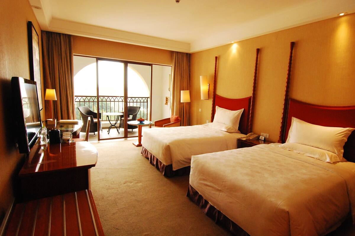 Garden View Room | Minibar, in-room safe, desk, cribs (free)