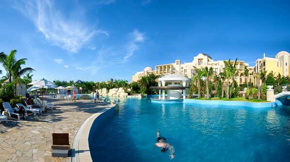 Piscine couverte, piscine extérieure