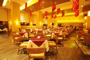 4 restaurants, breakfast, lunch, dinner served; Chinese cuisine